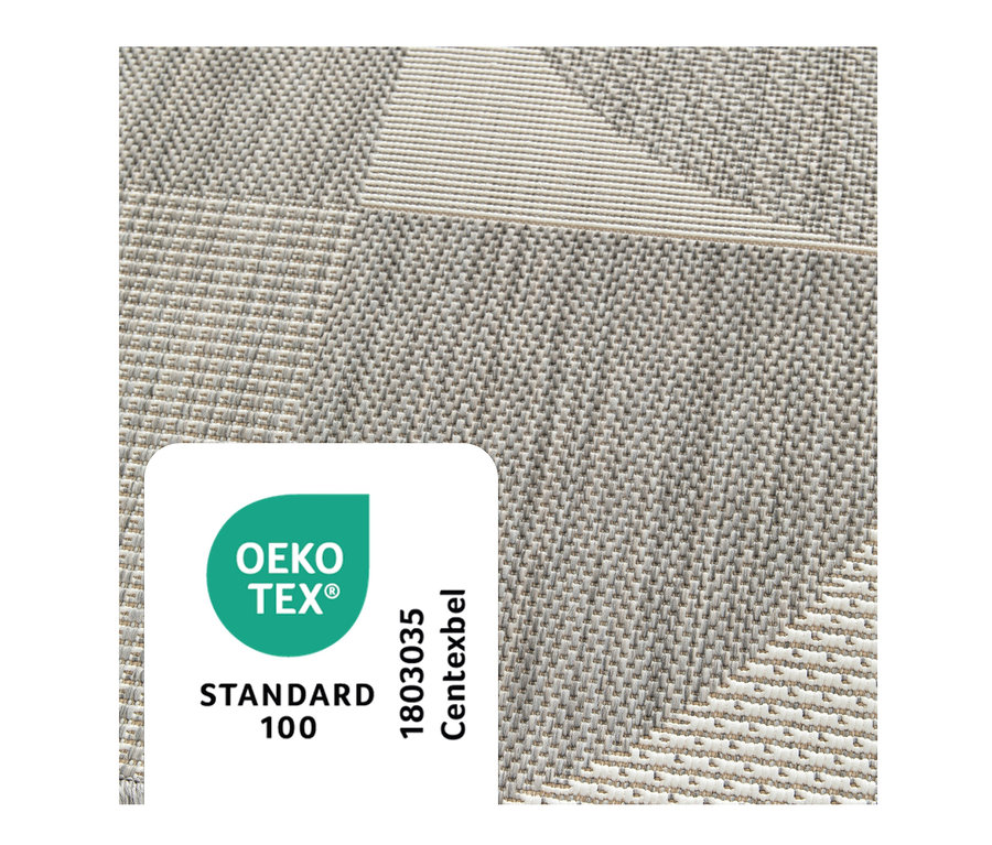 Detail eines grau-weißen faltbaren Outdoor-Teppichs im geometrischen Design mit OEKO-TEX-Label.
