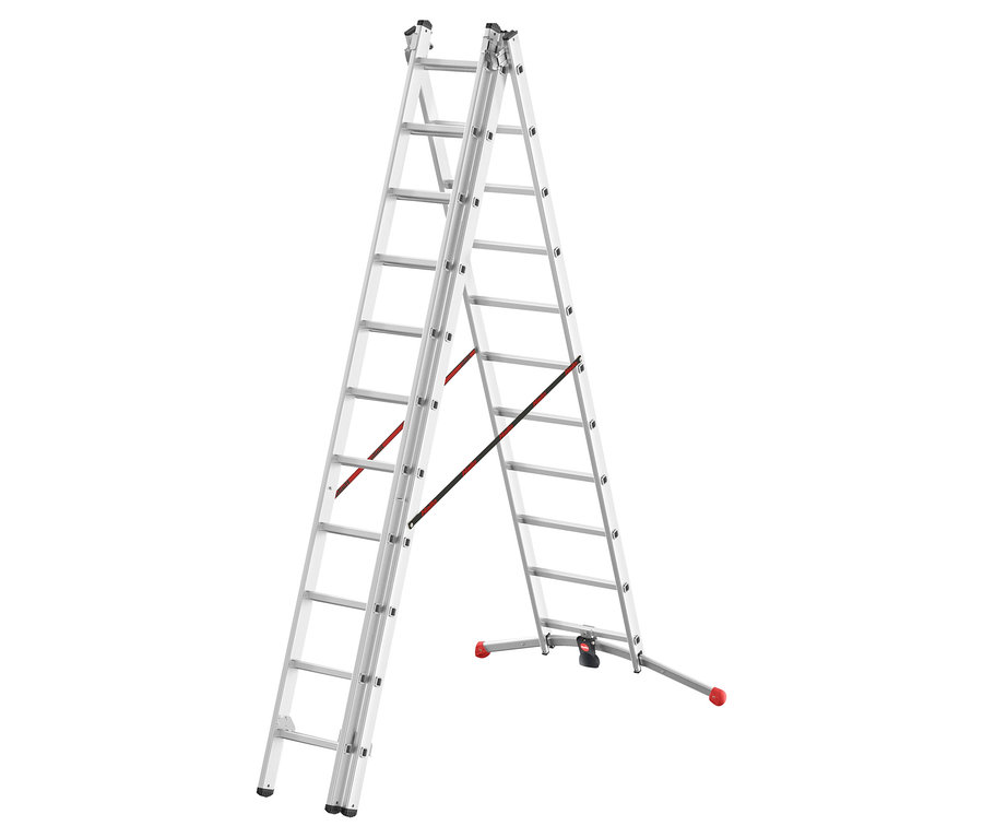 Eine silberne Mehrzweckleiter steht auf einem weißen Hintergrund.