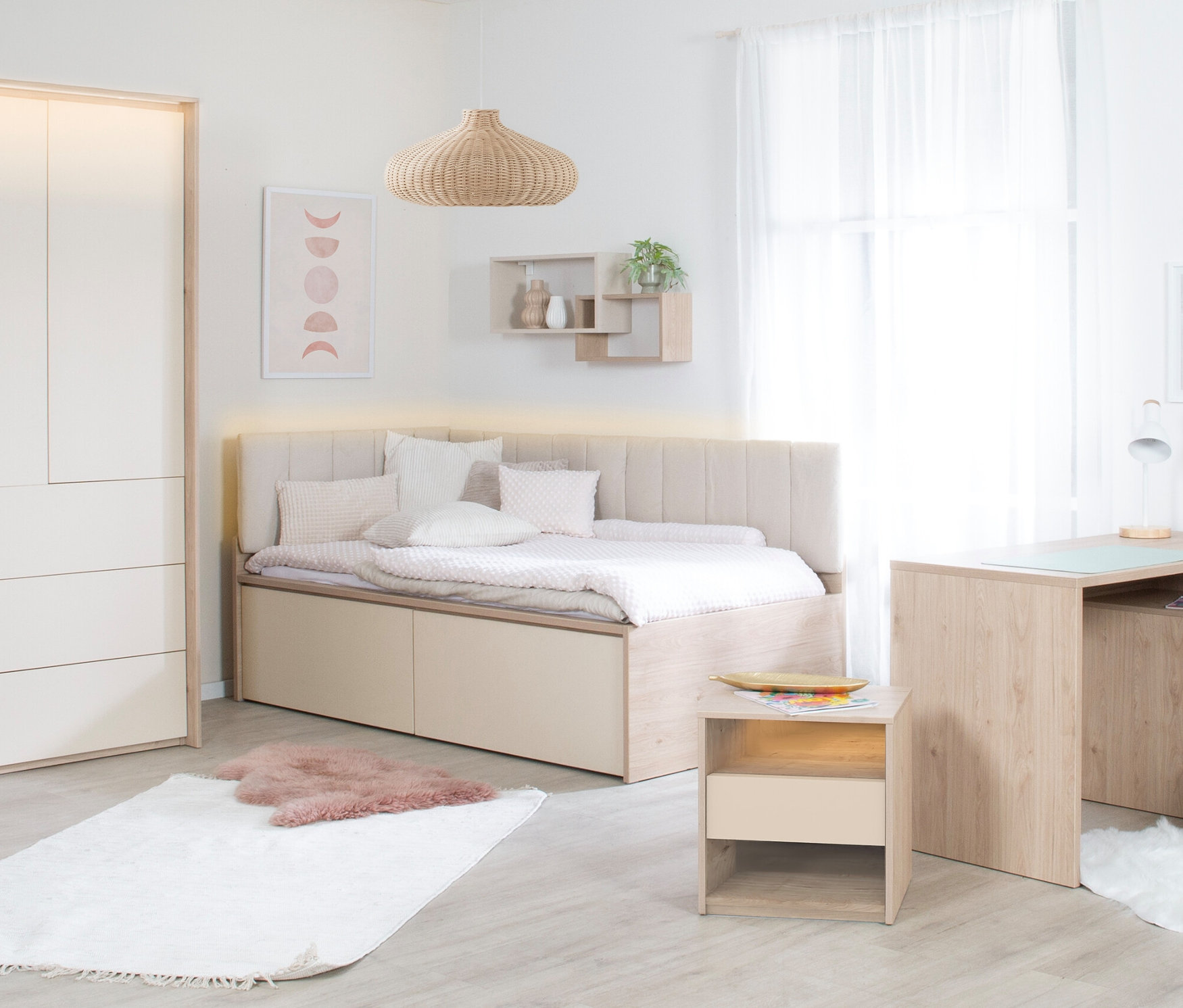 Schlafzimmer mit Bett, Schreibtisch und Roba Nachttisch »Louisa«.