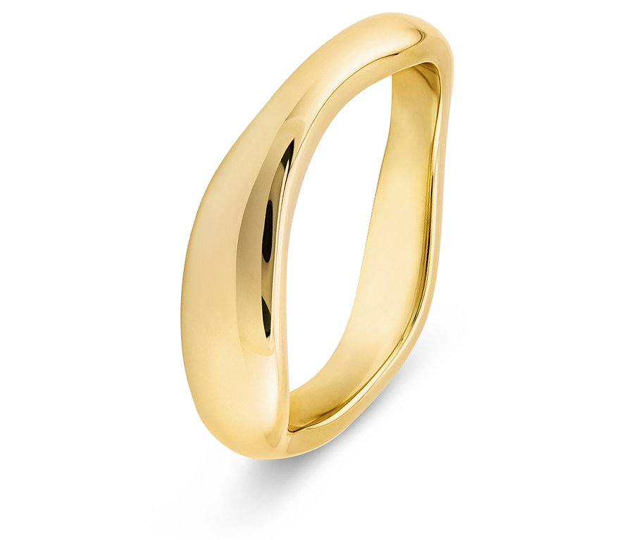 Nahaufnahme eines einzelnen, goldenen Rings mit unregelmäßiger Form auf weißem Hintergrund.