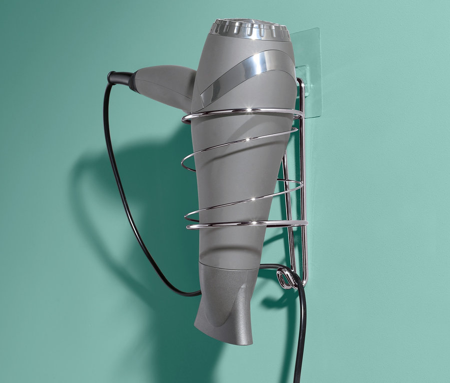 Ein grauer Fön befindet sich in einem Haartrockner-Halter.