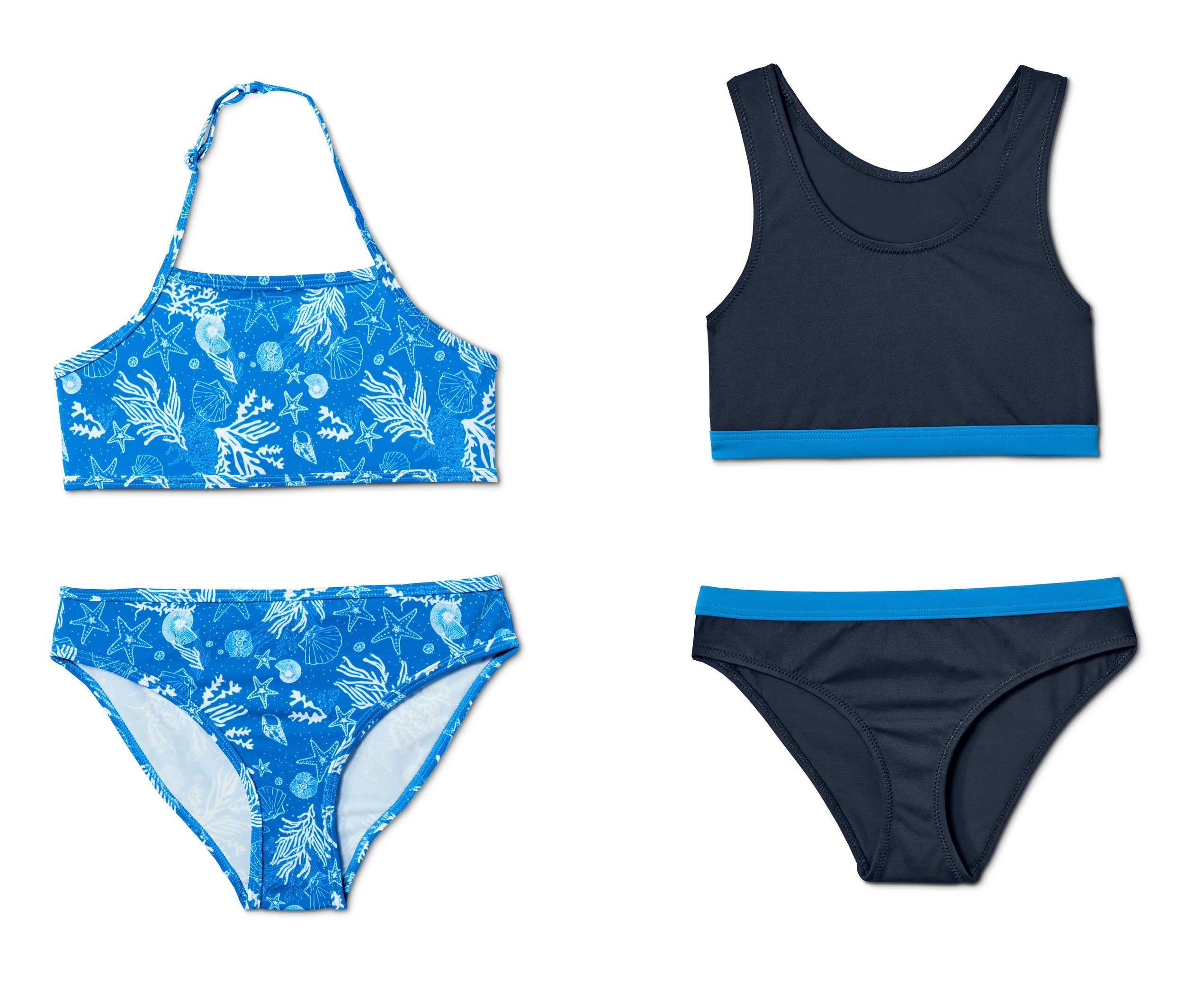 Zwei Bikini-Sets mit verschiedenen Mustern und Farben. Ein Bikini-Set ist blau mit Seestern- und Muscheldruck, das andere ist dunkelblau mit blauem Saum.