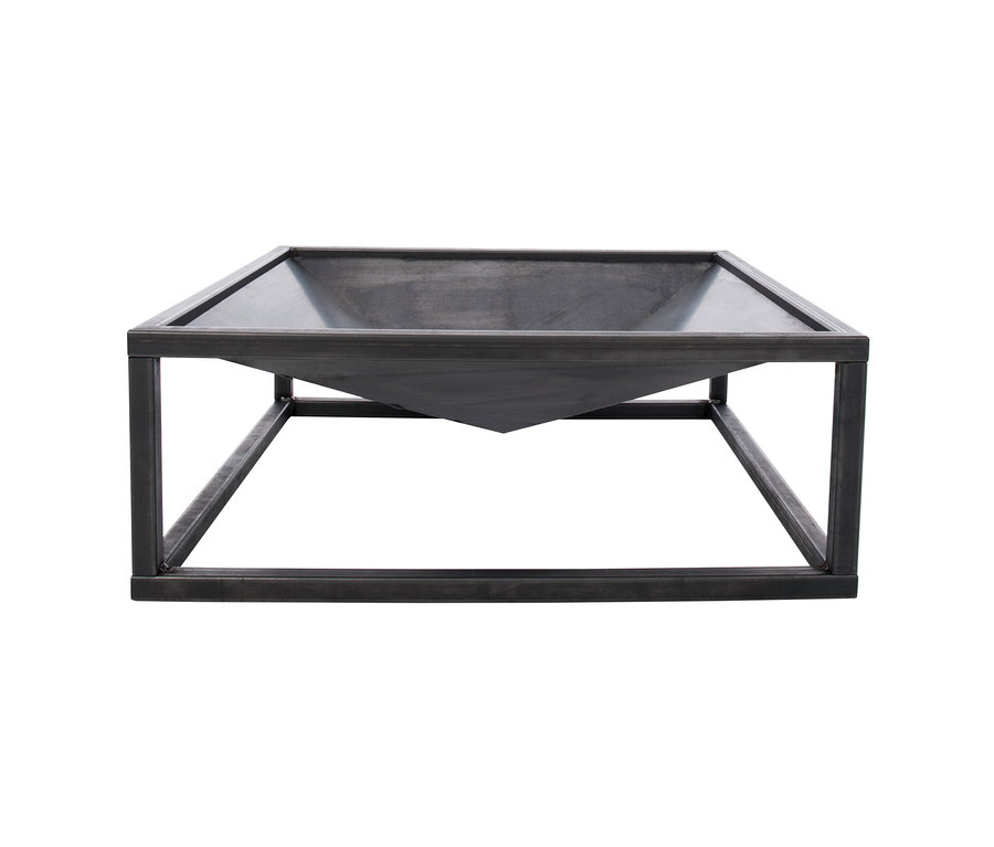 Eine quadratische Feuerschale »TERVO lndustrial« mit ca. 80 cm Durchmesser.