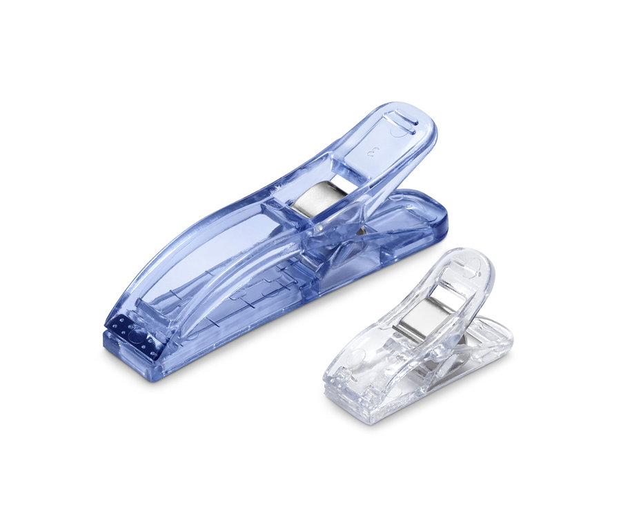 Zwei Stoffklammern: eine blaue, eine durchsichtige. 20 Stoffklammern.