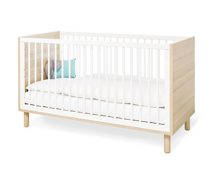 Pinolino Babybett »Flow« mit weißen Stäben und hellem Holzrahmen.