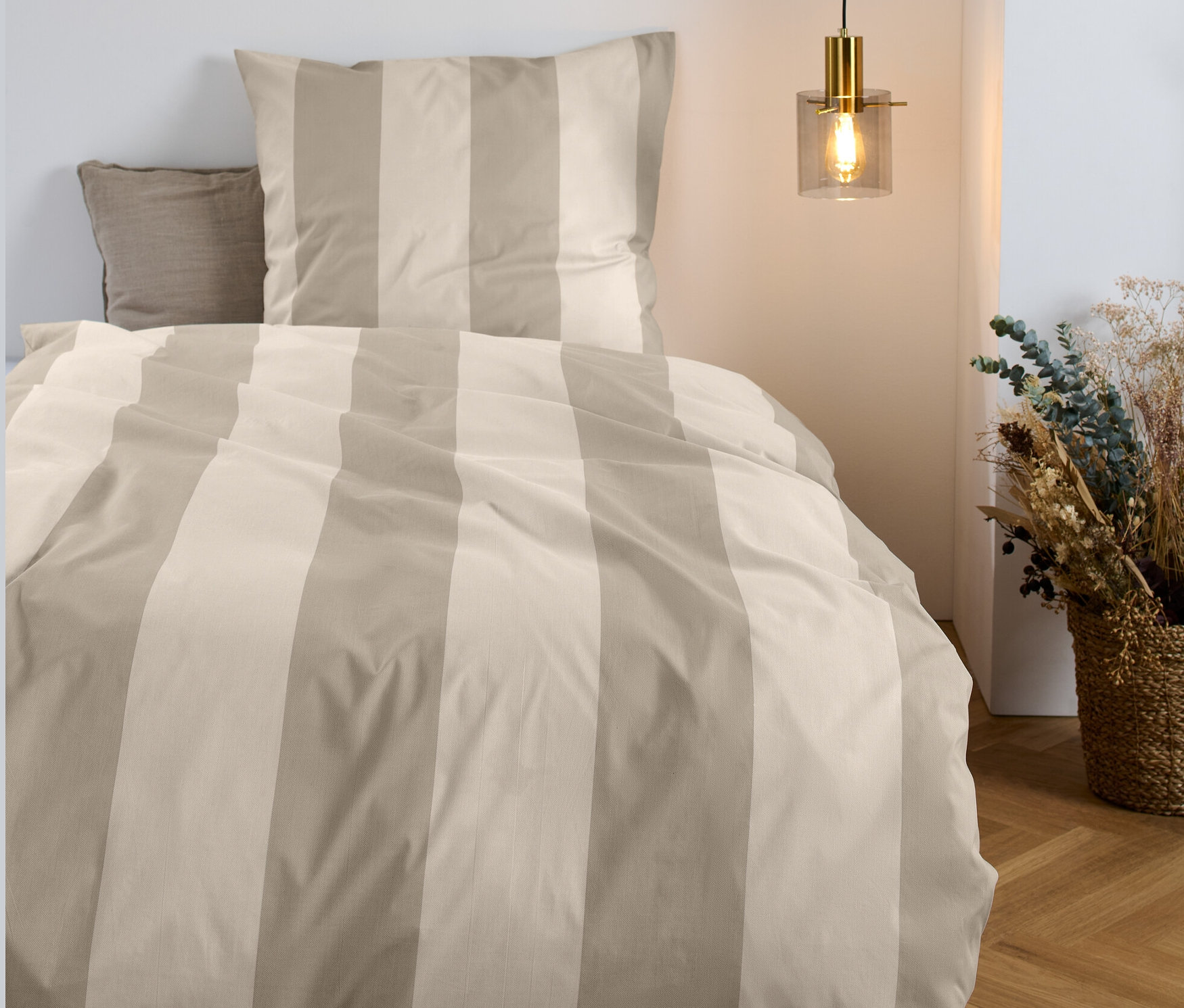 Beige gestreifte Edelflanell-Bettwäsche in Normalgröße auf einem Bett.