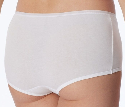 Rückansicht einer Frau, die 2 SCHIESSER Shorts mit Bio-Baumwolle, weiß, trägt.