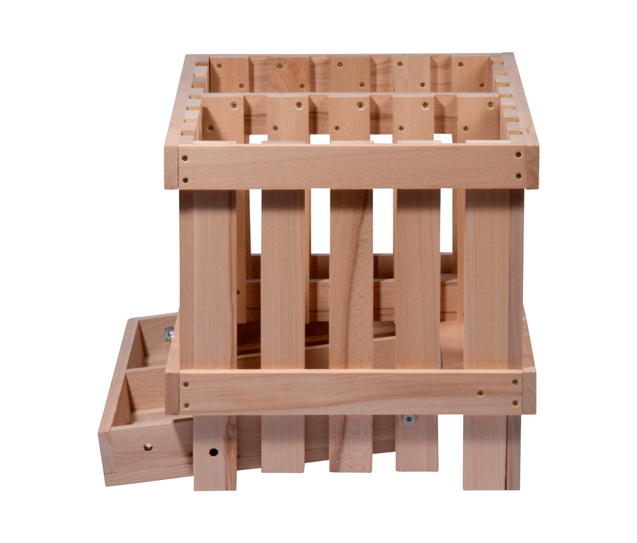 Nahaufnahme eines Vorratsbehälters aus hellem Holz.