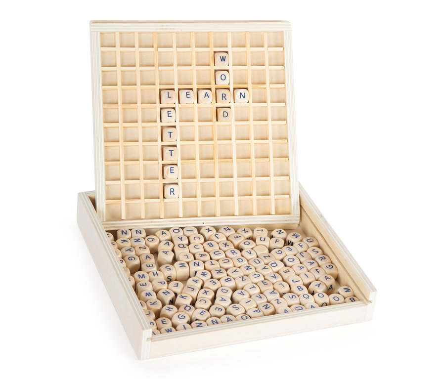 Offene Holzkiste mit dem small foot Wörter legen »Educate« Spiel, bei dem Buchstabenwürfel Wörter bilden.