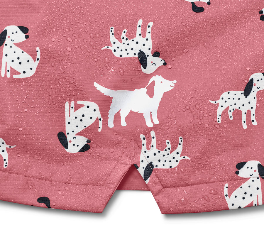 Detail einer Kinder-Thermo-Regenjacke mit Hundeprint.