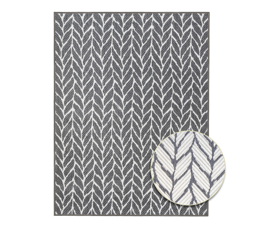 Detailansicht eines grauen Outdoor-Wendeteppichs »Knitted Joy« mit Fischgrätenmuster.