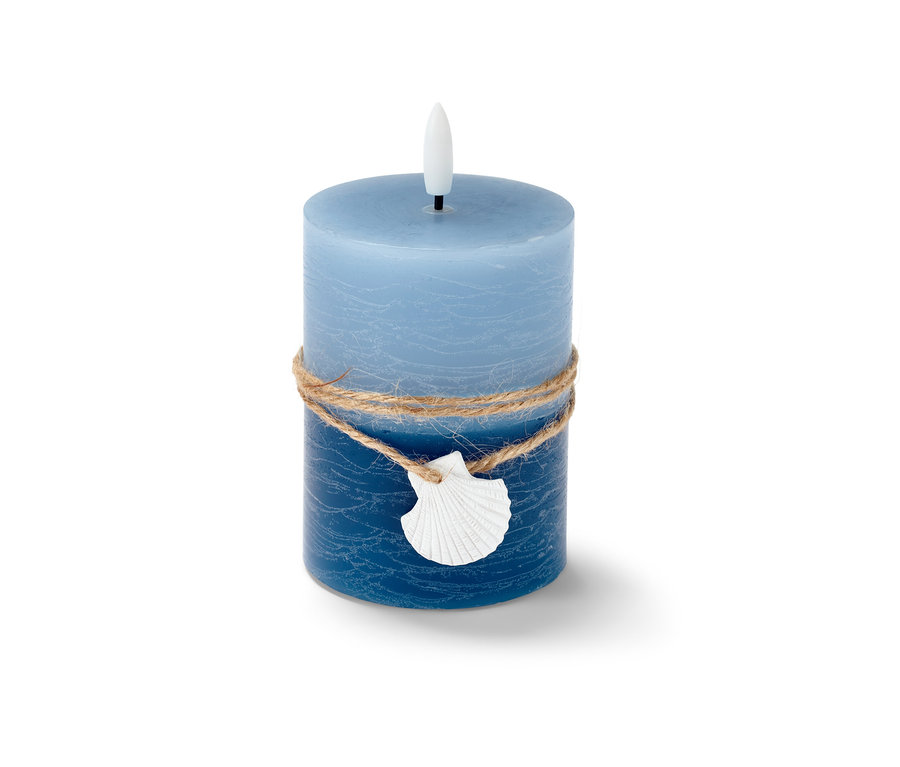 Blaue LED-Echtwachskerze »Muschel« mit Juteschnur und Muschel-Dekoration.