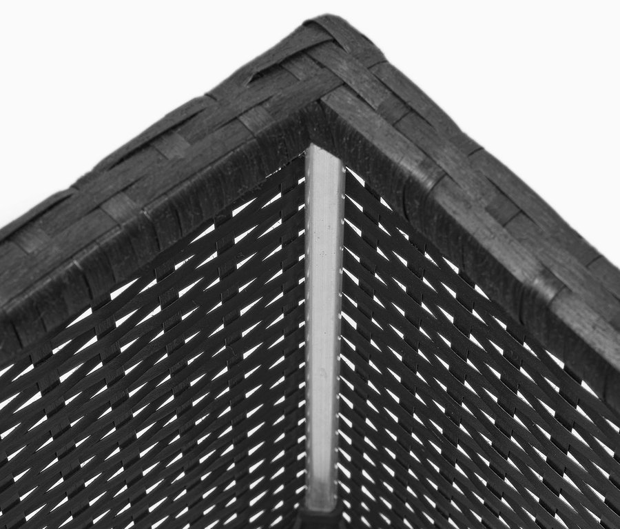 Detailaufnahme einer Ecke eines anthrazitfarbenen Pflanzgefäßes aus Polyrattan, Breite ca. 102 cm.