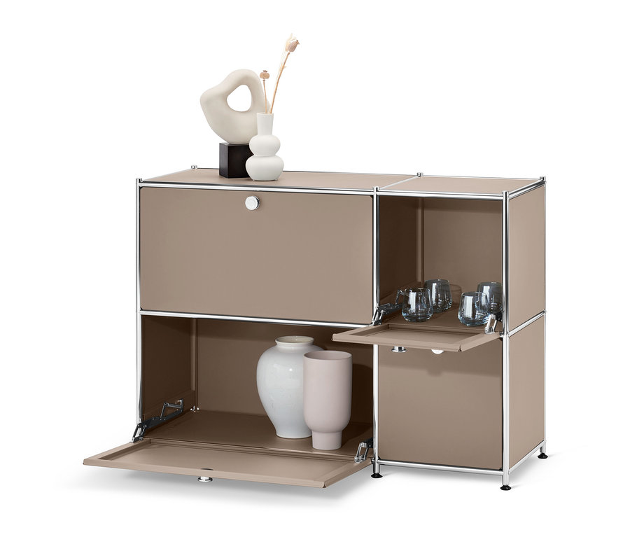 Beiges Sideboard Metall »CN3« mit 4 Klappenfächern, davon sind zwei geöffnet. Innen Vasen und Gläser.