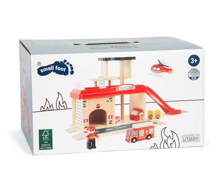 Verpackung der small foot Feuerwehrwache. Auf der Verpackung ist ein Bild einer hölzernen Feuerwache, eines Feuerwehrautos, einer Feuerwehrmannfigur und eines Hubschraubers abgebildet.