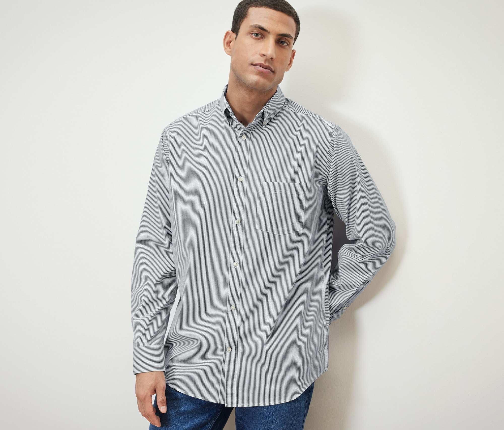 Mann posiert in Hemd.