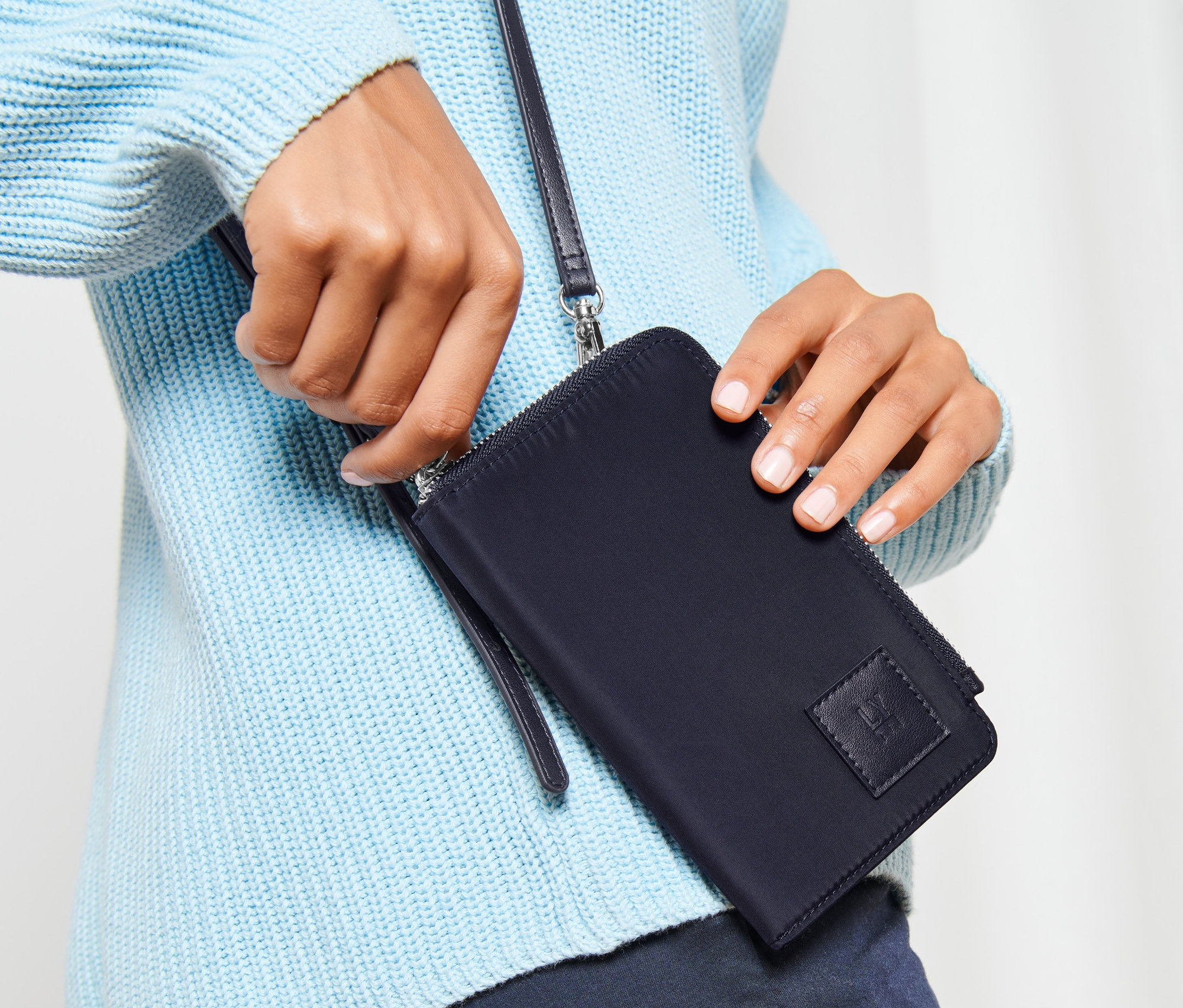 Frau hält eine Mini-Tasche.