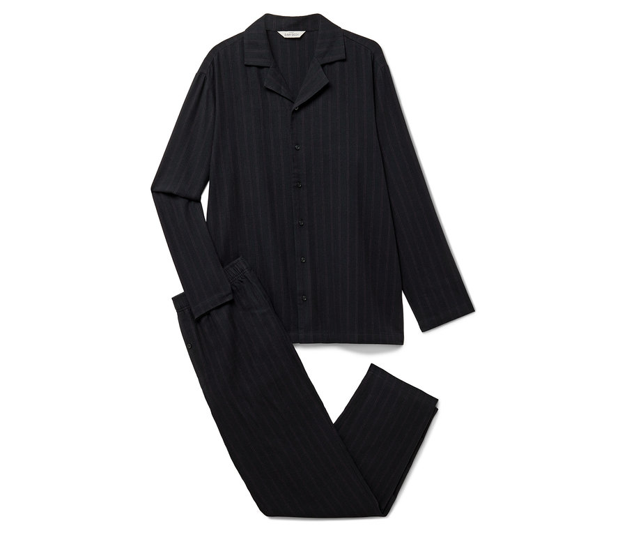 Ein gestreifter, schwarzer Pyjama-Set, bestehend aus einem langärmeligen Oberteil und einer Hose.