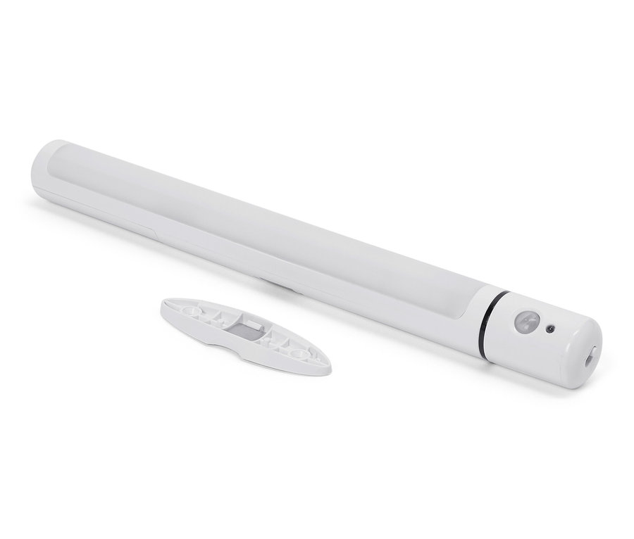 Eine weiße LED-Leuchte mit Fernbedienung liegt auf einem weißen Hintergrund.