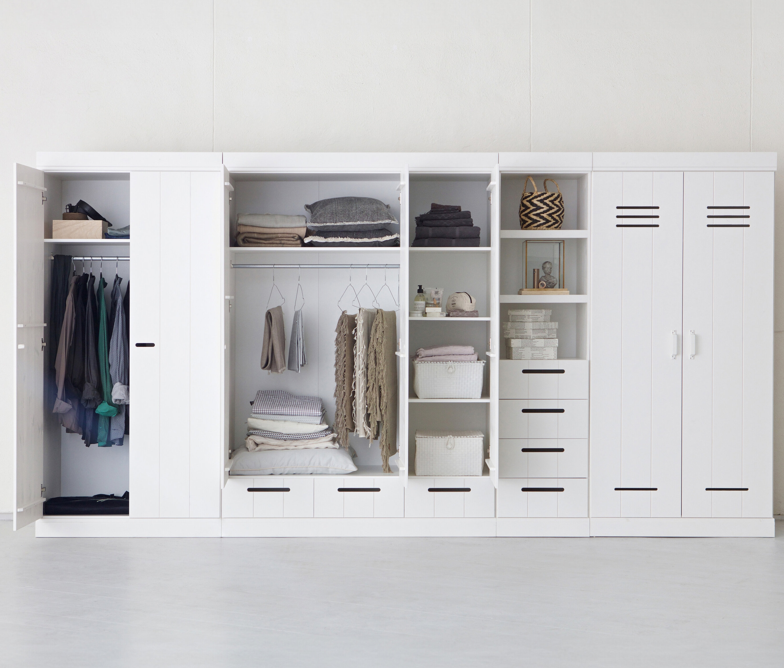 Weißes Schranksystem mit offenen und geschlossenen Stauräumen, darunter ein Woood Streifentürschrank »Connect«, 2-türig.