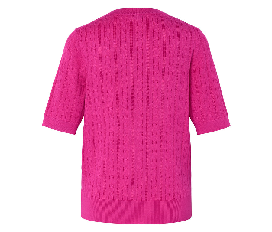 Detailansicht eines pinkfarbenen Kurzarmpullovers mit Zopfmuster.