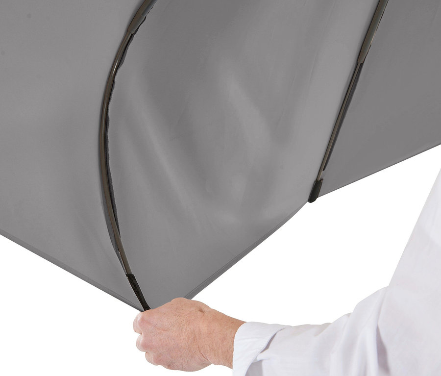 Eine Hand hält einen anthrazitfarbenen Leco Sonnenschirm mit Ø 300 cm.