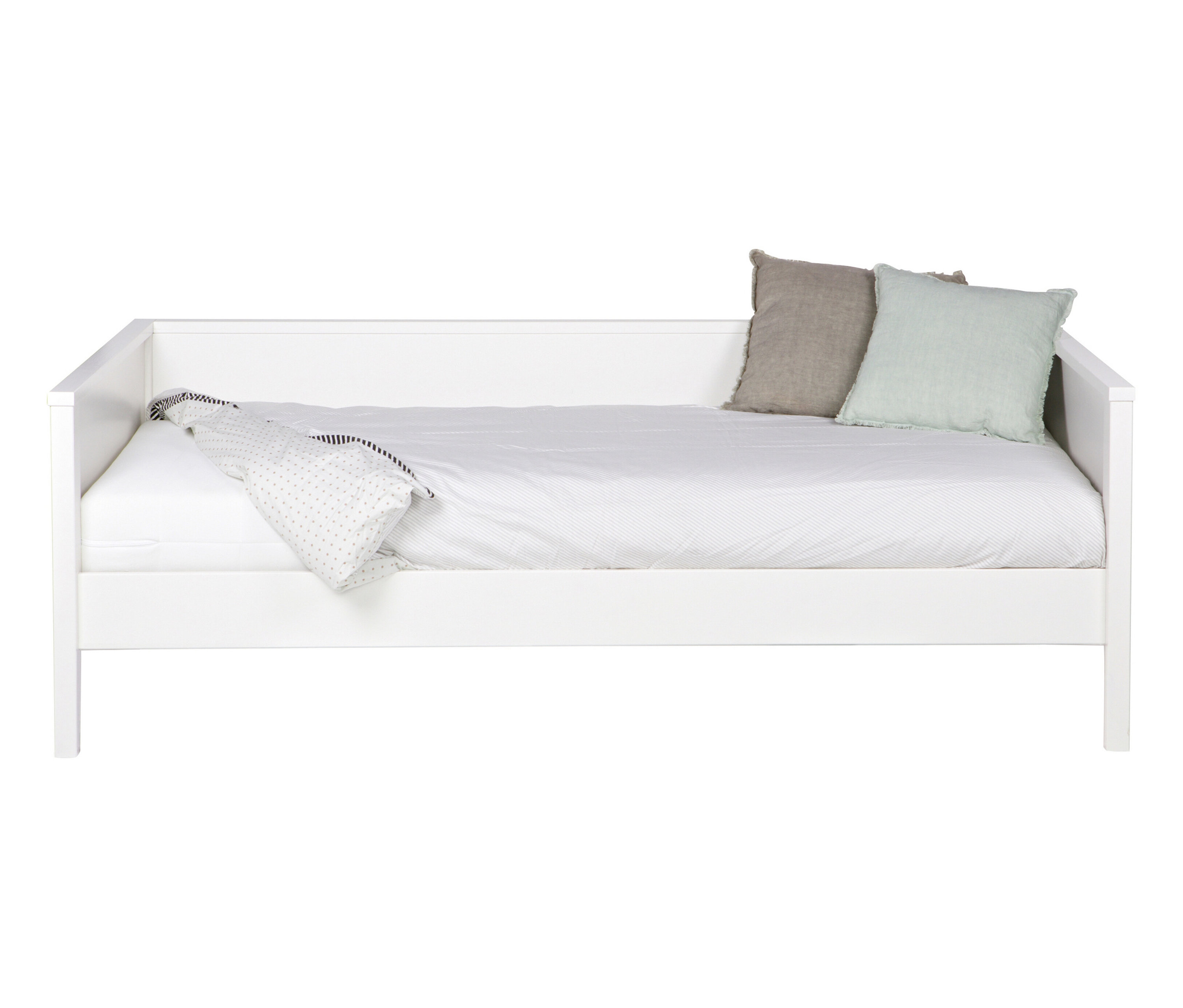 Weißes Woood Sofabett »Nikki« mit zwei Kissen und einer Decke.