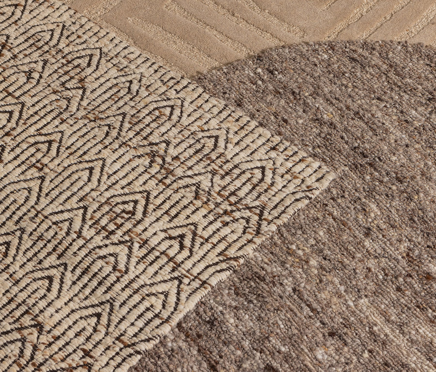 Detailansicht von drei Teppichen in verschiedenen Farben und Mustern, darunter ein Woood Teppich »Efia« mit Ø 200 cm.