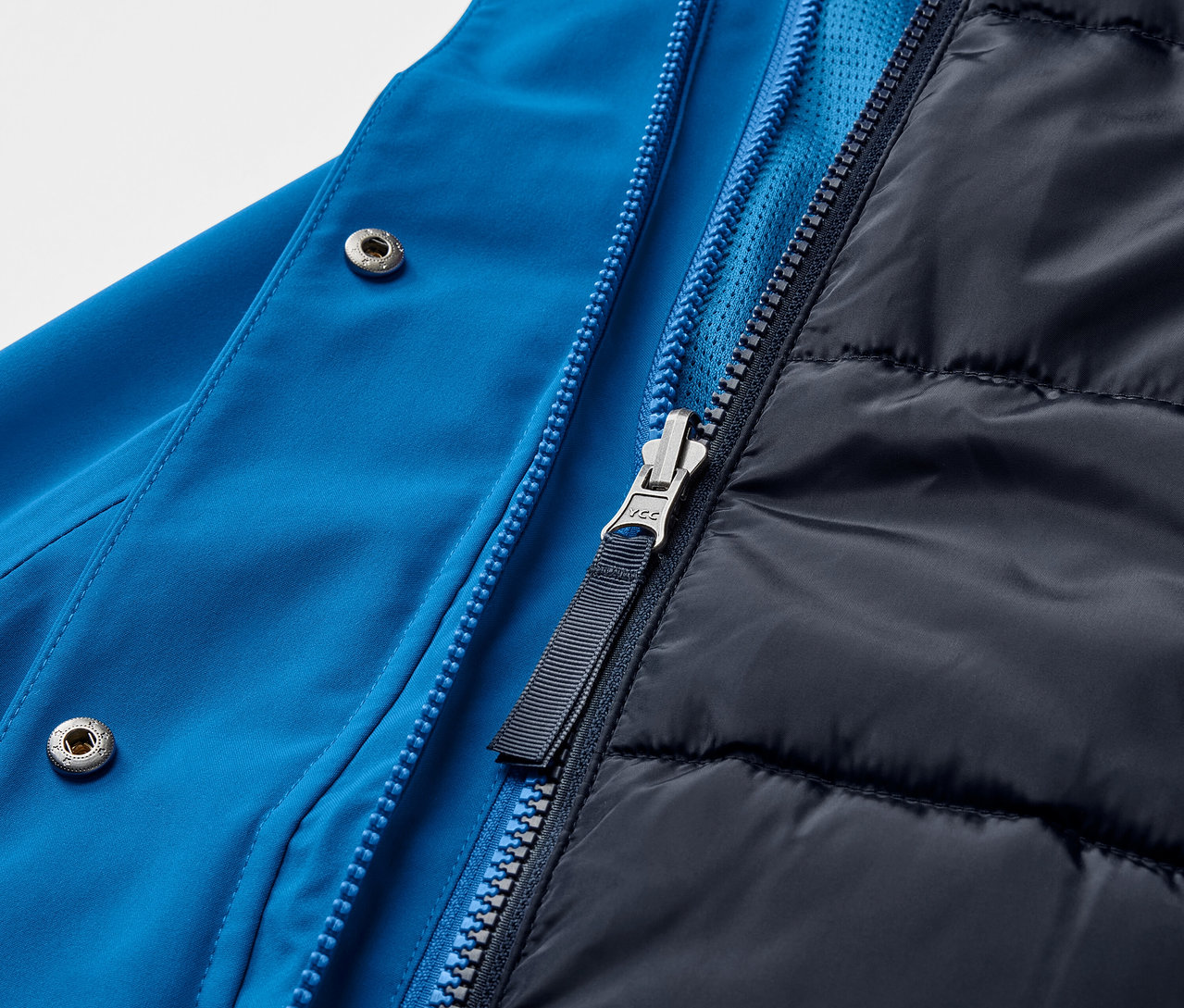 Detailansicht einer blauen 3-in-1-Outdoormantel mit Reißverschluss.