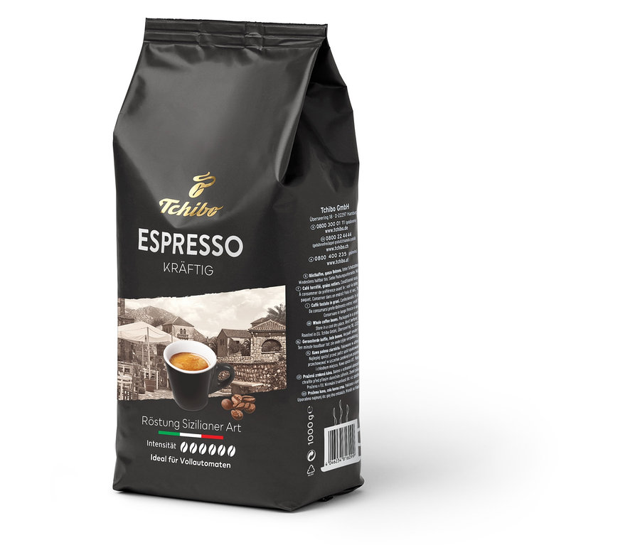 Schwarze Packung Tchibo Espresso Kräftig Kaffeebohnen mit einer Tasse Espresso und Kaffeebohnen.