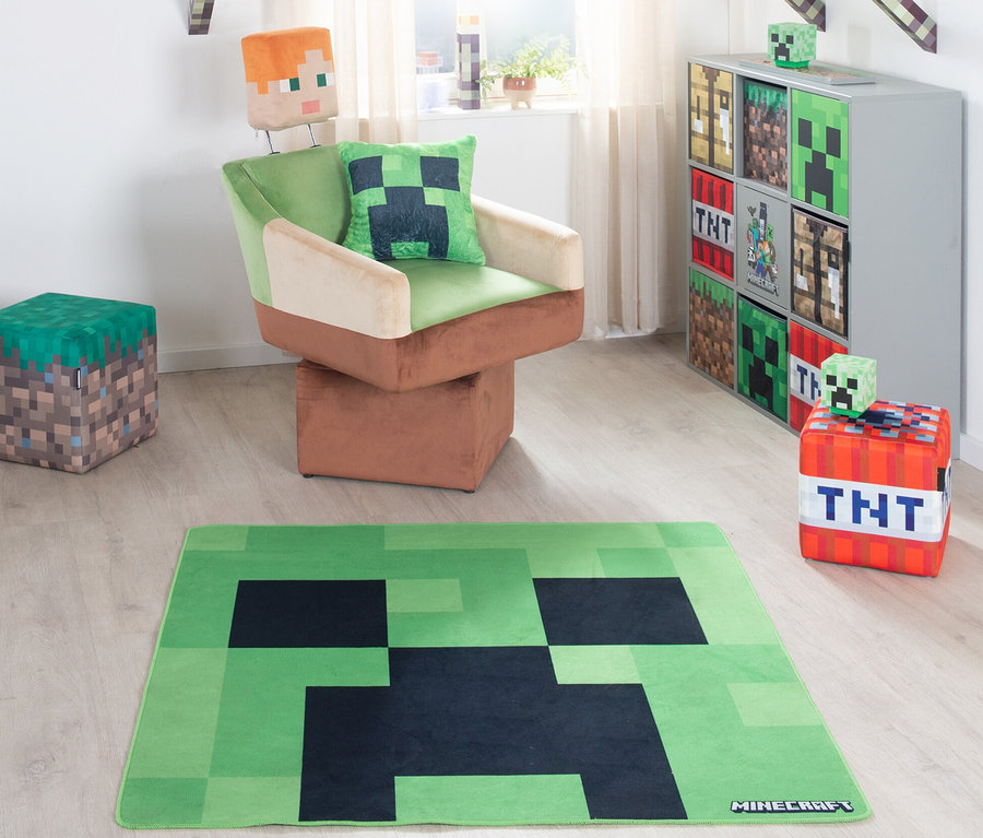 Zimmer mit Minecraft-Dekorationen: grüner Creeper-Teppich, Sessel mit Creeper-Kissen und Regal mit Spielmotiven. roba Minecraft Teppich »Creeper«