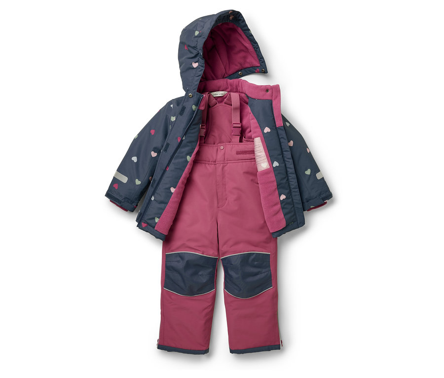Winterset mit Kapuzenjacke und Latzhose in Marineblau und Rosa mit Herzchenmuster.