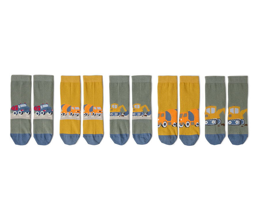 Drei Paare Kinder Socken mit Fahrzeugmotiven stehen nebeneinander.