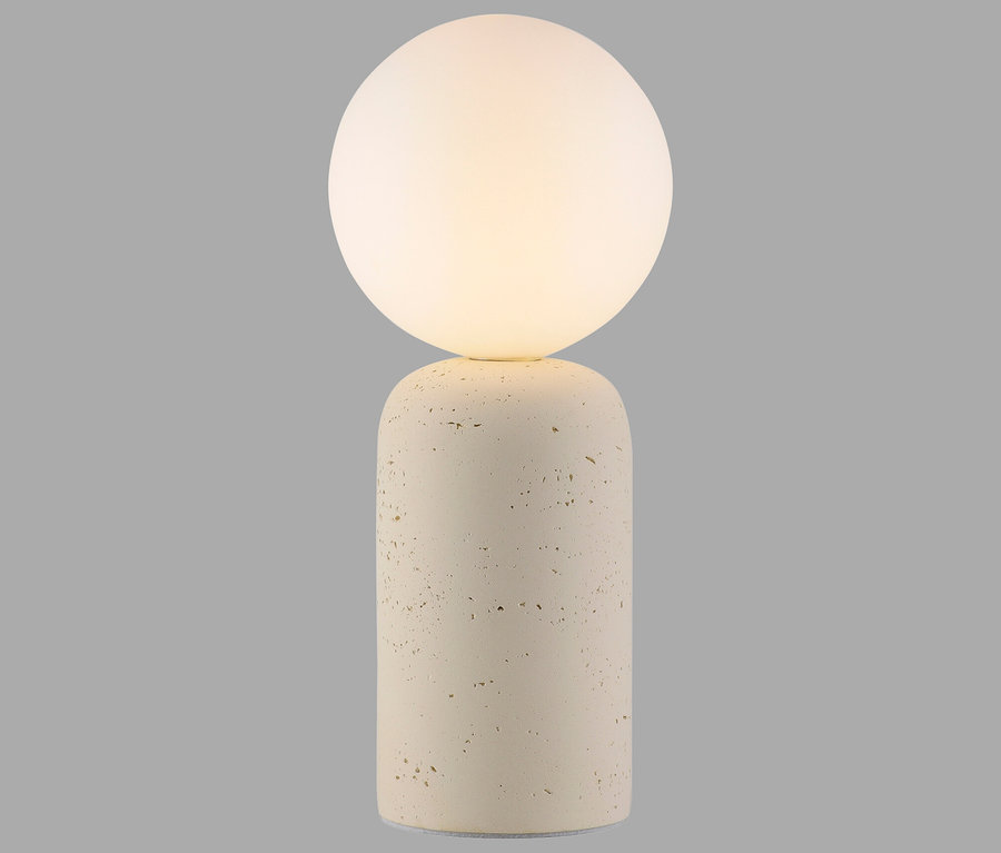 Nahaufnahme der SCHÖNER WOHNEN-Kollektion Tischleuchte »Traventa« mit einem runden, leuchtenden Lampenschirm auf einem zylindrischen, beigen Sockel.