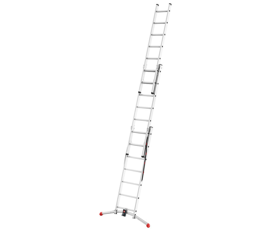 Eine ausziehbare Aluminiumleiter steht auf einem weißen Hintergrund.