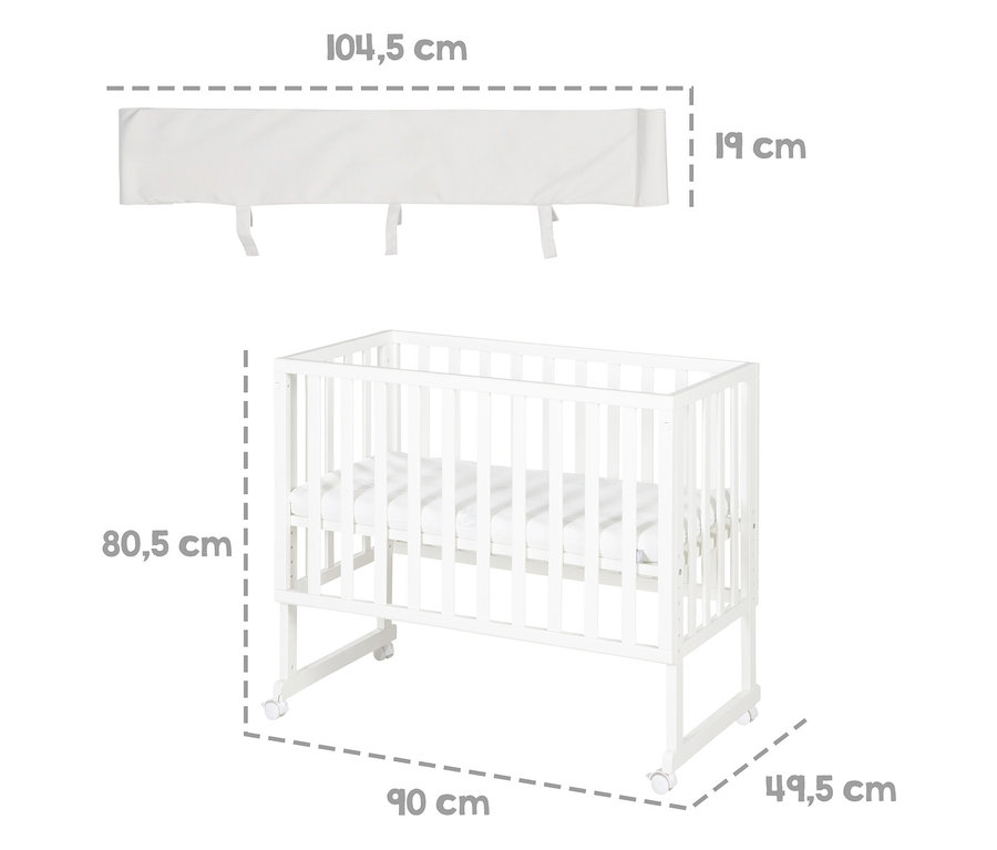 Roba 3-in-1 Stuben-Beistellbett, weißes Kinderbett mit Matratze und Gitterstäben, daneben ein weißer, gepolsterter Bettschutz mit Bändern, Maße sind eingezeichnet.