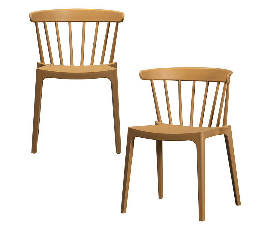 Zwei senffarbene Stühle mit Rückenlehne stehen auf einem weißen Hintergrund.