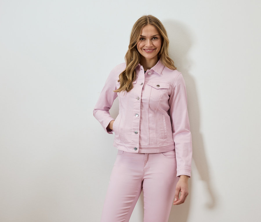 Frau trägt eine rosa Jeansjacke und passende Jeans.