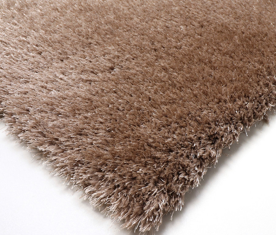 Nahaufnahme eines hellbraunen »Silky« Teppichs (verschiedene Größen verfügbar).