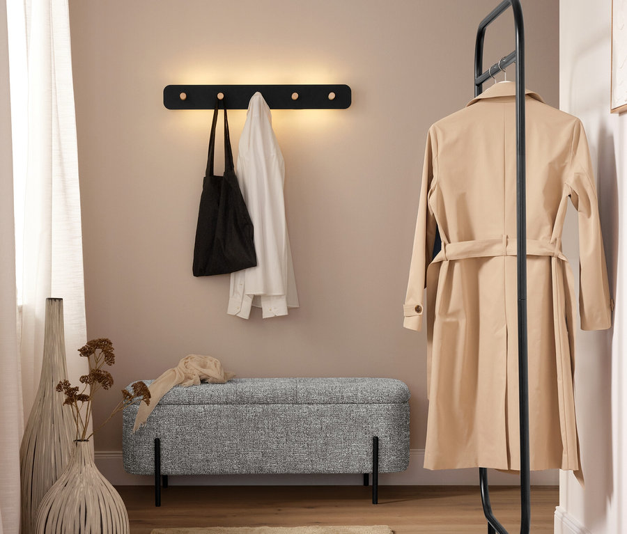 Flur mit Eglo LED-Wandgarderobe »Civitate«, Bank, Teppich und Garderobenständer mit Mantel.