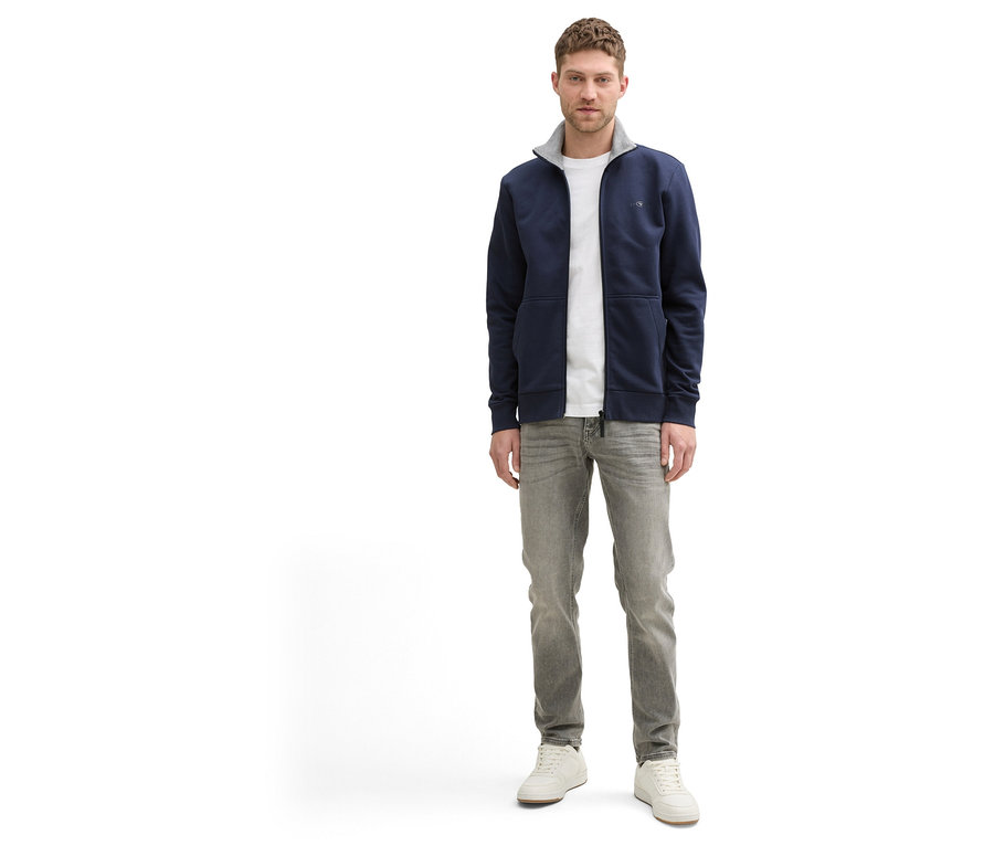 Mann in Jeans und weißem T-Shirt mit Tom Tailor Sweatjacke mit Stehkragen, Sky Captain Blue.