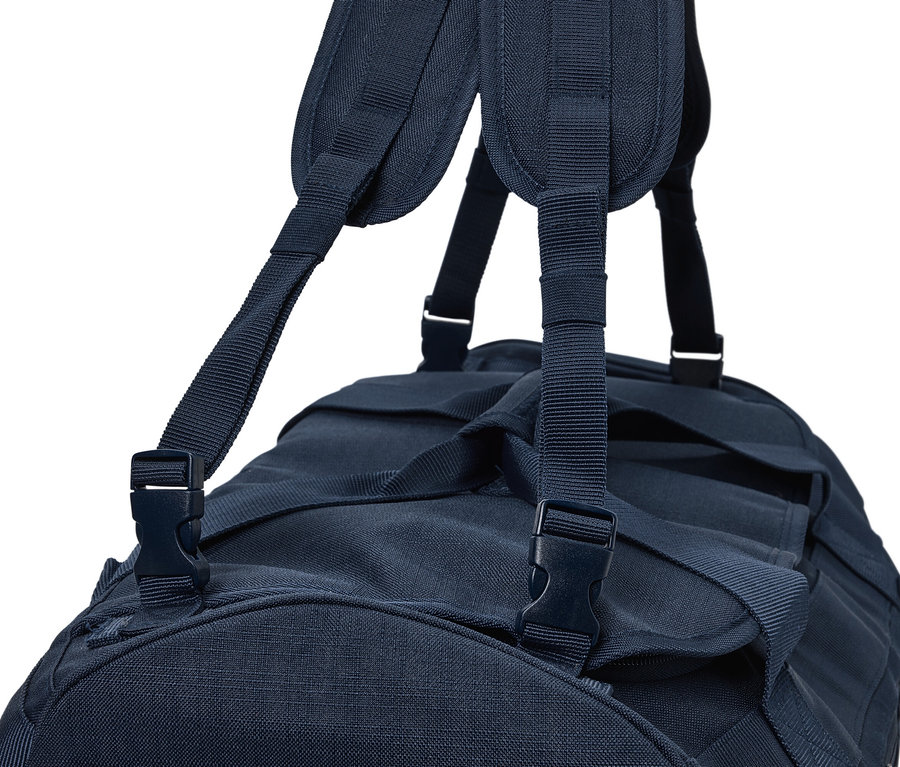 Detailaufnahme einer blauen Reisetasche und eines Rucksacks mit Gurten.