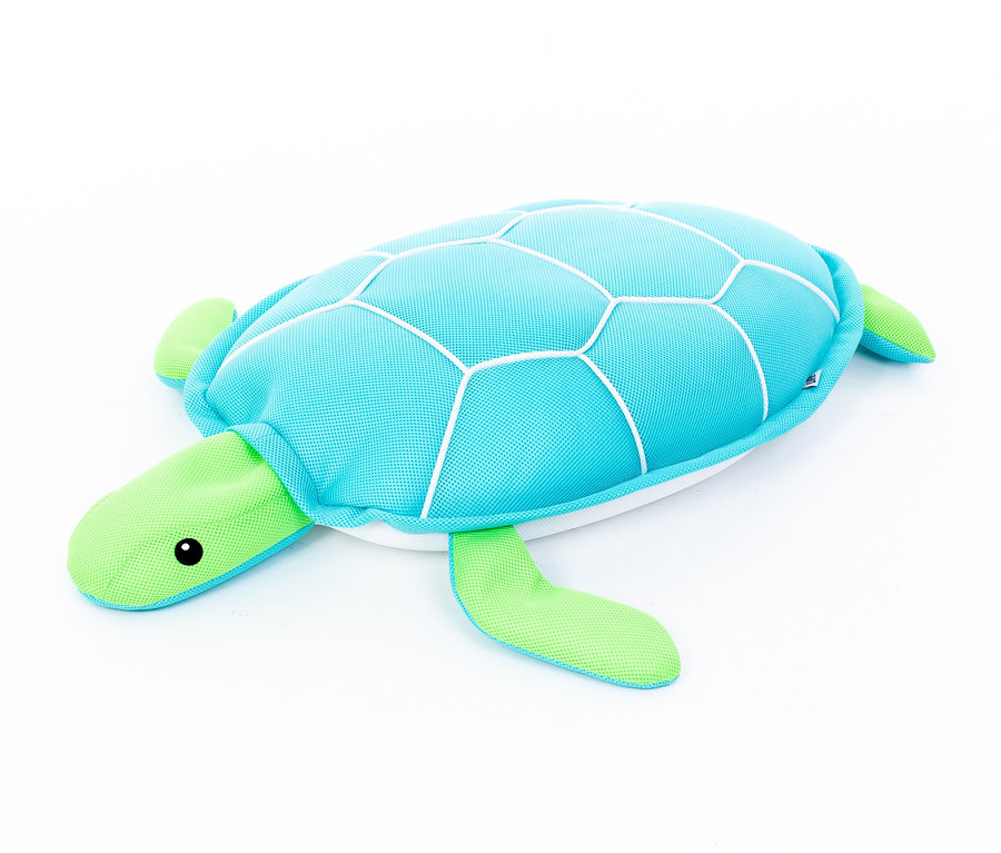 Eine blaue Pool Buddy Schildkröte liegt auf einem weißen Hintergrund.