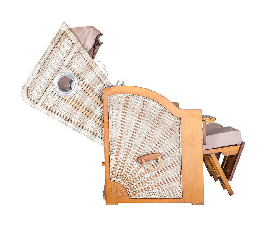 Ein geflochtener Strandkorb mit Holzrahmen und teilweise geöffnetem Verdeck.