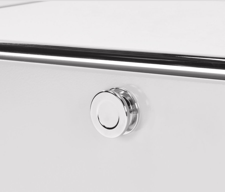 Detail eines weißen Lowboards Metall »CN3« mit Schubladen, mit verchromtem Griff und Bügel.