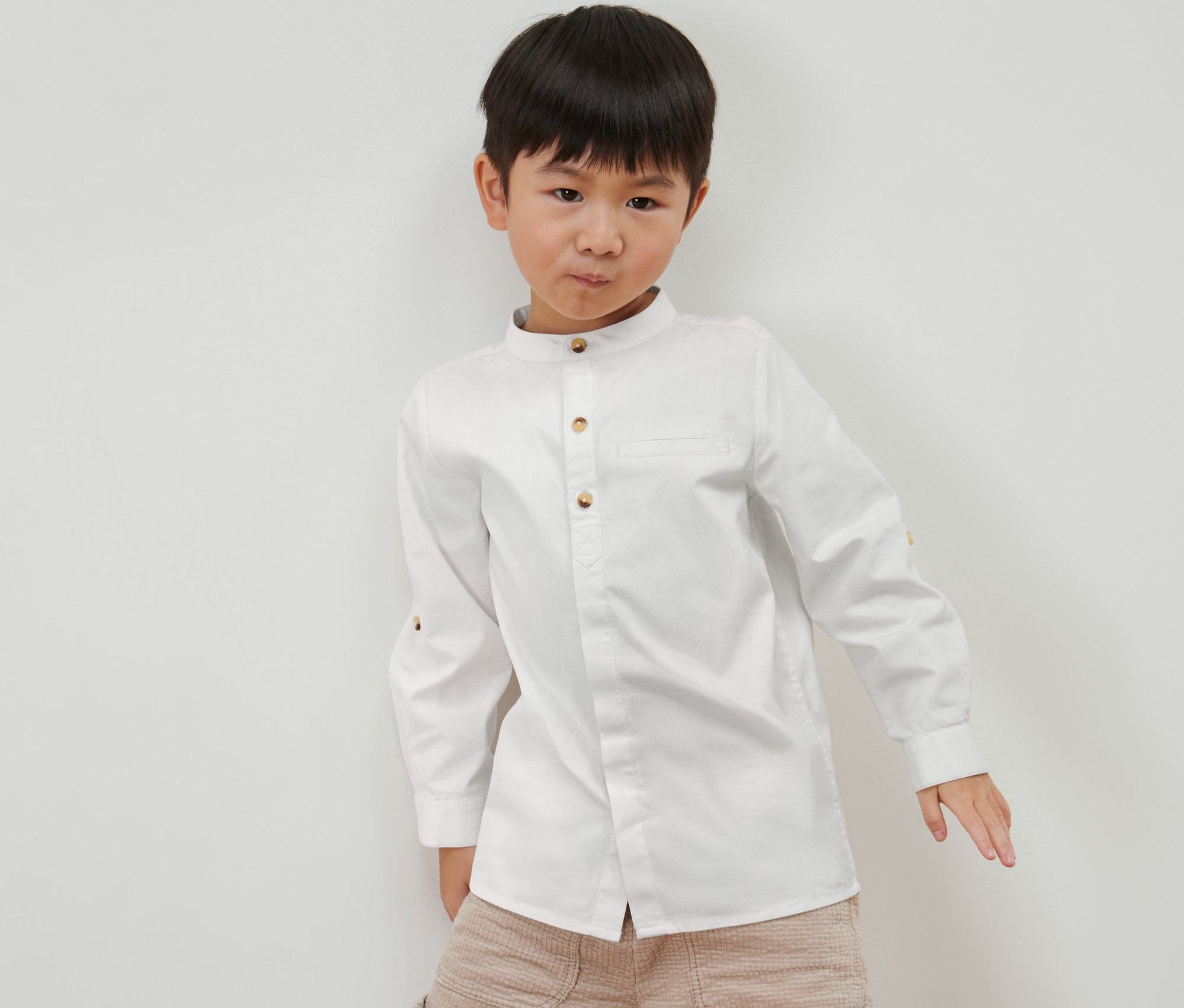 Junge posiert im Kinder-Oxford-Hemd.