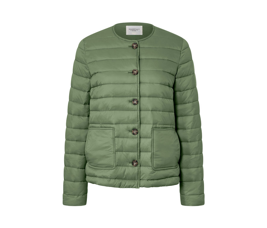 Grüne Steppjacke mit braunen Knöpfen.