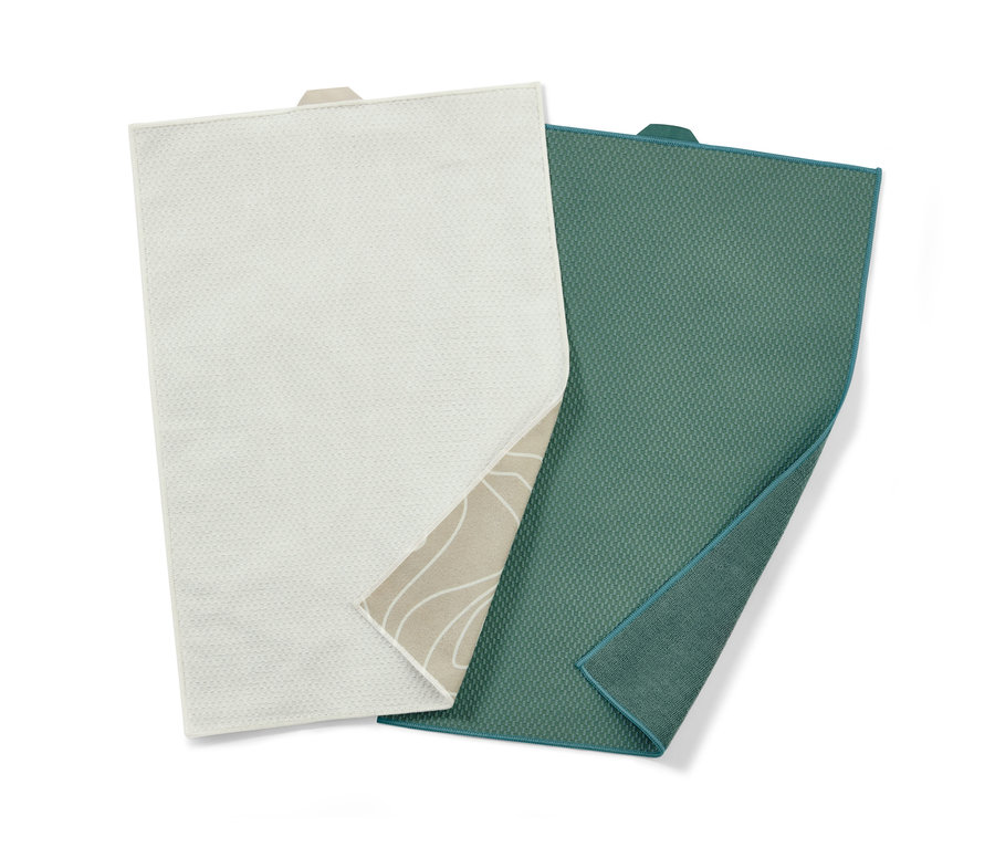 Zwei Geschirrtücher: ein weißes und ein grünes.