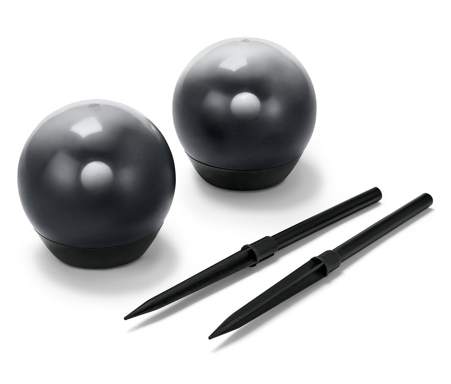 Zwei LED-Kugelleuchten und zwei Stäbe.