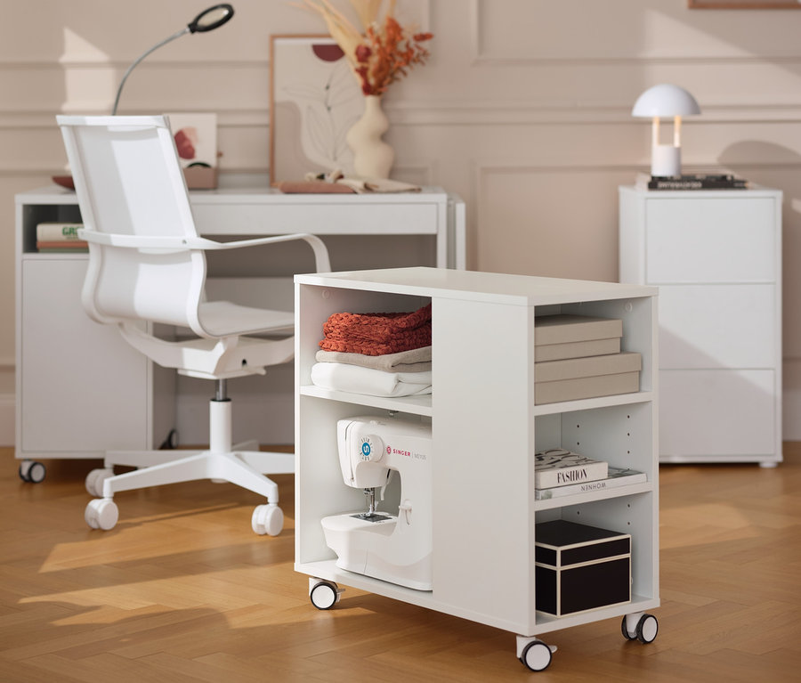 Weißes Stauraumregal mit Rollen in einem Zimmer.